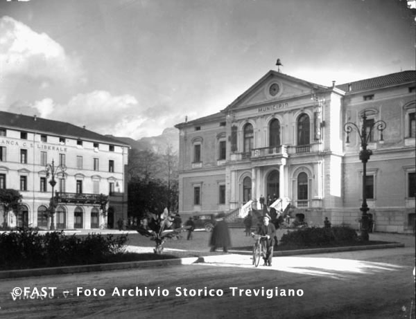 Vittorio Veneto, piazza Vittorio Emanuele II e municipio